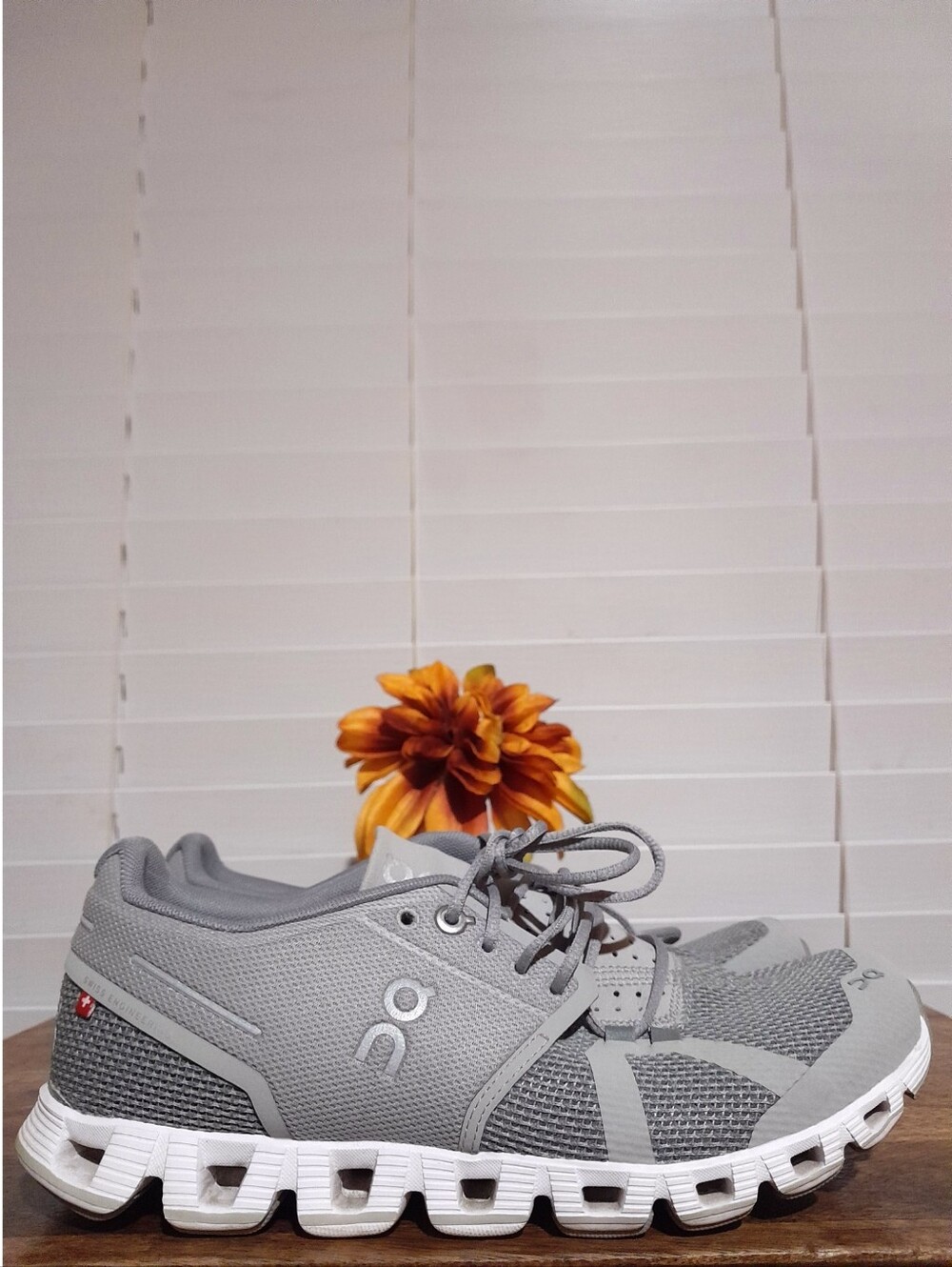 On Running Cloud 5 Women's Size 8 Grey White Glacier Sneakers